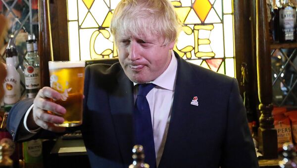 Former London Mayor, and Vote Leave campaigner, Boris Johnson is pictured with a pint of beer ahead of meeting with members of the public and supporters in Piercebridge, near Darlington, north-east England. (File) - Sputnik International