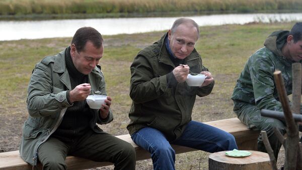 September 10, 2016. Russian President Vladimir Putin, second right, and Prime Minister Dmitry Medvedev, left, have fish soup after a boat trip on Lake Ilmen, Novgorod Region. - Sputnik International