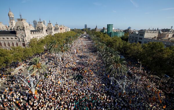 People hold Catalan separatist flags known as Esteladas during a gathering to mark the Catalonia day Diada in central Barcelona, Spain, September 11, 2016. - Sputnik International