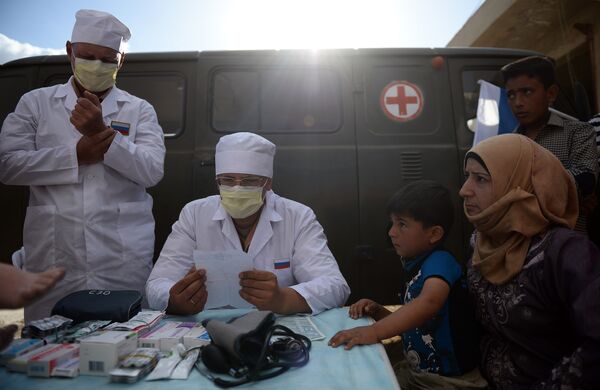 Russian doctors provide consultations to residents of Kaukab, Syria during the distribution of Russian humanitarian aid Russian doctors provide consultations to residents of Kaukab, Syria during the distribution of Russian humanitarian aid - Sputnik International