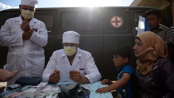 Russian doctors provide consultations to residents of Kaukab, Syria during the distribution of Russian humanitarian aid - Sputnik International