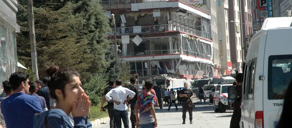 People and security members look at damage after a car bomb attack in city center of Van, eastern Turkey, Monday, Sept. 12, 2016. - Sputnik International