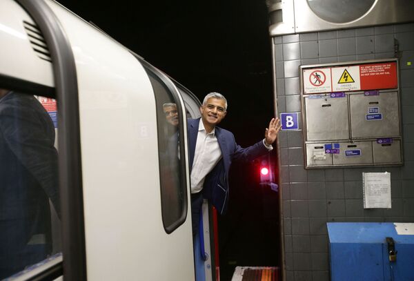 Mayor of London Sadiq Khan waves from the drivers carriage of a Victoria line tube train at Brixton Underground station during the launch of London's Night Tube, August 20, 2016. Mayor of London Sadiq Khan waves from the drivers carriage of a Victoria line tube train at Brixton Underground station during the launch of London's Night Tube, August 20, 2016. - Sputnik International