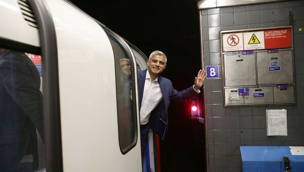 Mayor of London Sadiq Khan waves from the drivers carriage of a Victoria line tube train at Brixton Underground station during the launch of London's Night Tube, August 20, 2016.  - Sputnik International