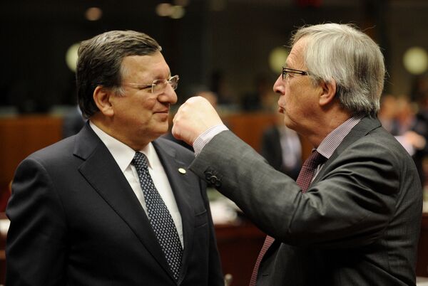 European Commission President Jose Manuel Barroso (L) talks with Luxembourg Prime Minister Jean-Claude Juncker during a roundtable meeting at the EU headquarters on May 22, 2013 in Brussels, during European Union leaders summit. European Commission President Jose Manuel Barroso (L) talks with Luxembourg Prime Minister Jean-Claude Juncker during a roundtable meeting at the EU headquarters on May 22, 2013 in Brussels, during European Union leaders summit. - Sputnik International