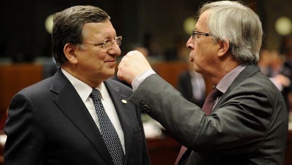 European Commission President Jose Manuel Barroso (L) talks with Luxembourg Prime Minister Jean-Claude Juncker during a roundtable meeting at the EU headquarters on May 22, 2013 in Brussels, during European Union leaders summit. - Sputnik International