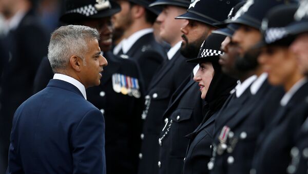 London Mayor, Sadiq Khan talks with new recruit, Mimi Adil at a passing-out parade at the new Peel Centre at the Metropolitan Police Academy in London, Britain September 9, 2016. - Sputnik International