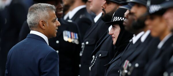 London Mayor, Sadiq Khan talks with new recruit, Mimi Adil at a passing-out parade at the new Peel Centre at the Metropolitan Police Academy in London, Britain September 9, 2016. London Mayor, Sadiq Khan talks with new recruit, Mimi Adil at a passing-out parade at the new Peel Centre at the Metropolitan Police Academy in London, Britain September 9, 2016. - Sputnik International