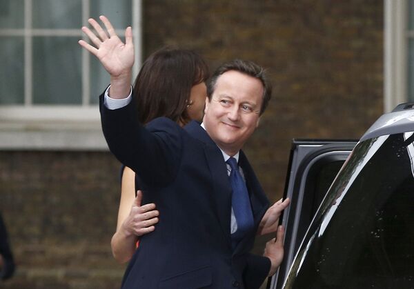 Britain's outgoing Prime Minister, David Cameron with his wife Samantha, waves in front of number 10 Downing Street, on his last day in office as Prime Minister, in central London, Britain July 13, 2016.  - Sputnik International