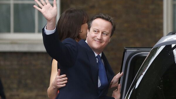 Britain's outgoing Prime Minister, David Cameron with his wife Samantha, waves in front of number 10 Downing Street, on his last day in office as Prime Minister, in central London, Britain July 13, 2016. - Sputnik International
