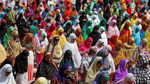 Women offer prayers at the Qutub-e-Alam shrine on the eve of the Eid al-Adha festival on the outskirts of Ahmedabad, India, September 12, 2016. - Sputnik International