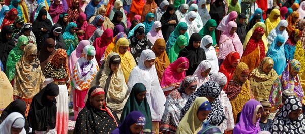 Women offer prayers at the Qutub-e-Alam shrine on the eve of the Eid al-Adha festival on the outskirts of Ahmedabad, India, September 12, 2016. - Sputnik International