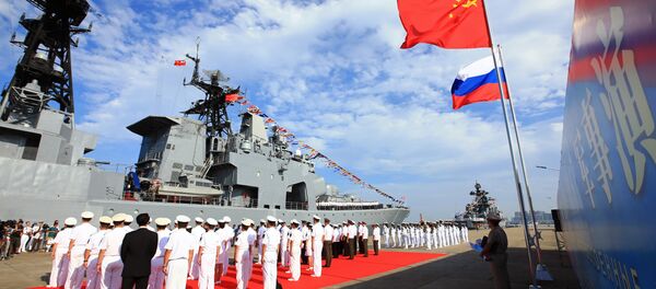 Officers and soldiers of China's People's Liberation Army (PLA) Navy hold a welcome ceremony as a Russian naval ship arrives in port in Zhanjiang in southern China's Guangdong Province - Sputnik International