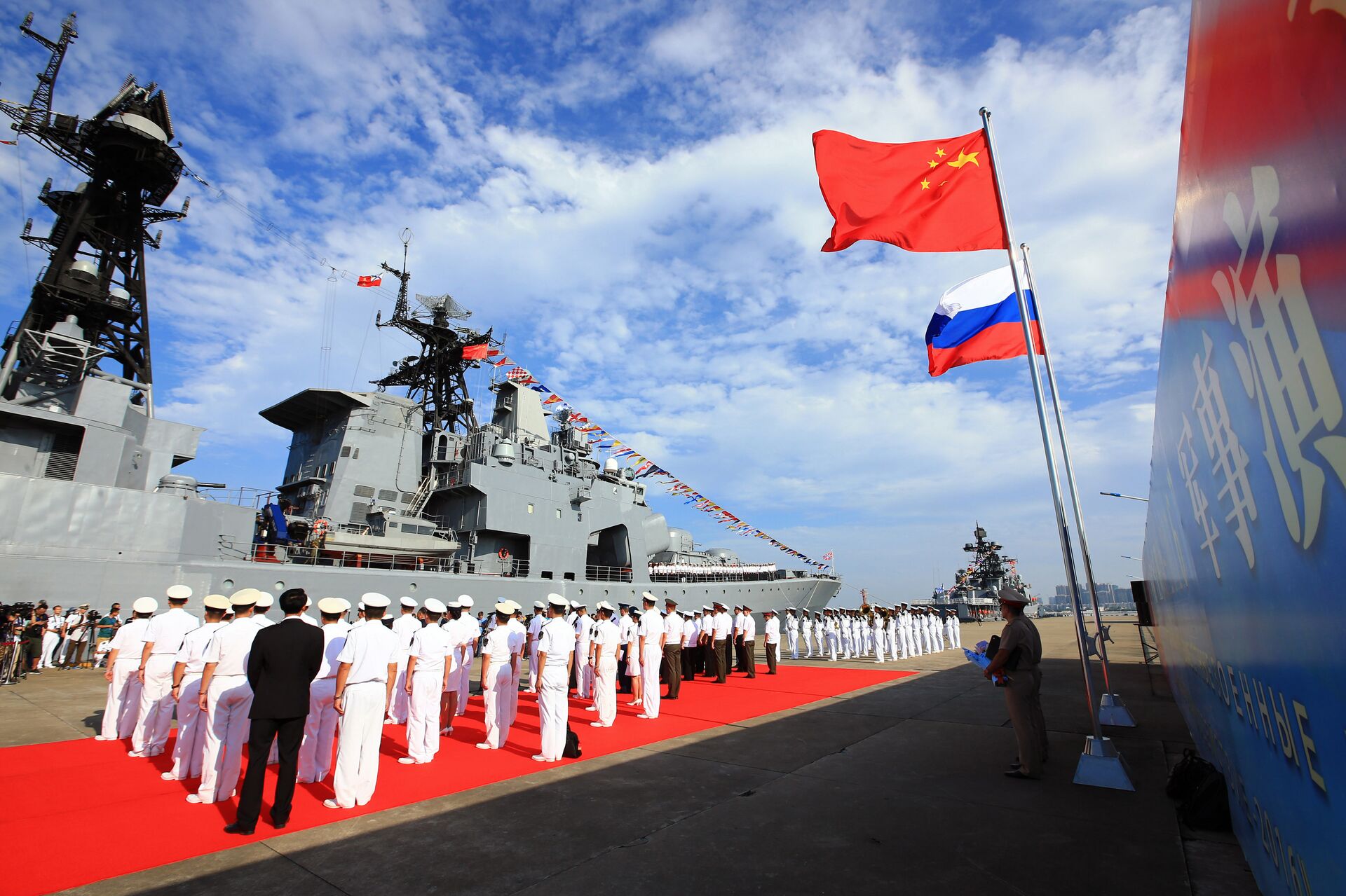 In this photo released by China's Xinhua News Agency, officers and soldiers of China's People's Liberation Army (PLA) Navy hold a welcome ceremony as a Russian naval ship arrives in port in Zhanjiang in southern China's Guangdong Province, Monday, Sept. 12, 2016 - Sputnik International, 1920, 23.12.2022