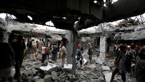 People gather at a building destroyed by Saudi-led air strikes in the northwestern city of Amran, Yemen September 8, 2016 - Sputnik International