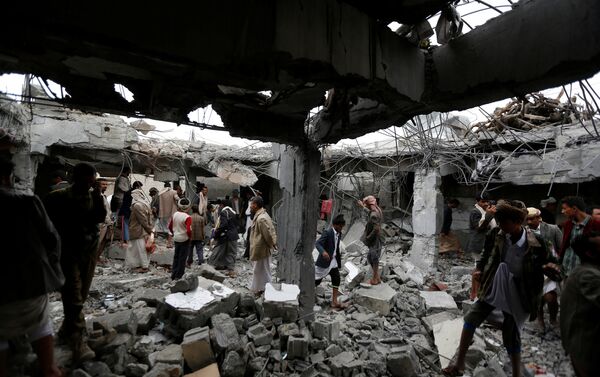 People gather at a building destroyed by Saudi-led air strikes in the northwestern city of Amran, Yemen September 8, 2016 - Sputnik International