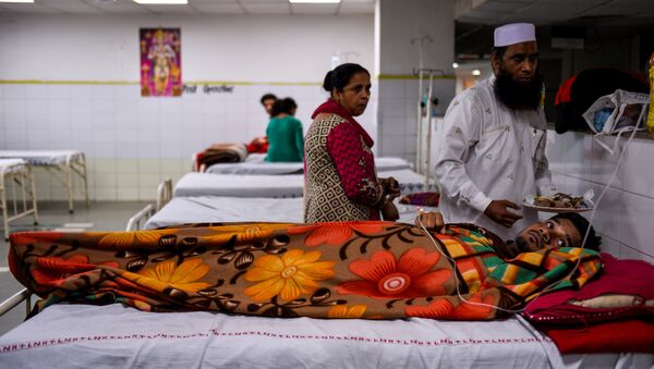 Indian patients lie in the fever ward at the Lok Nayak Hospital in New Delhi on September 2, 2016 - Sputnik International