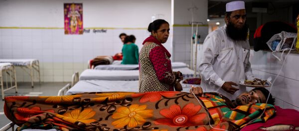 Indian patients lie in the fever ward at the Lok Nayak Hospital in New Delhi on September 2, 2016 - Sputnik International