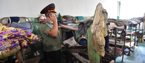 An officer-jailer speaks on the phone in the prison cell of Lukyanivska prison in Kiev on July 19, 2016 during a press-tour organized by Ukrainian Ministry of Justice - Sputnik International