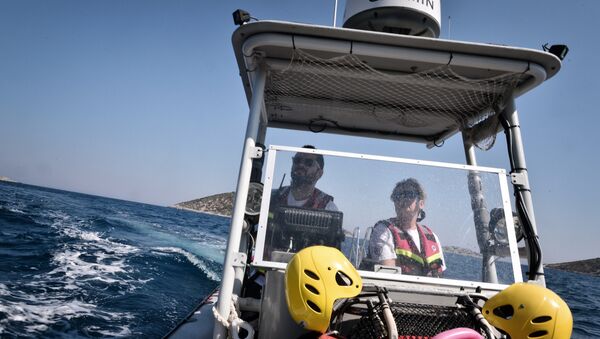 Hellenic Rescue Team members take part in a training exercise on a boat on the Greek island of Samos on September 1, 2016 - Sputnik International