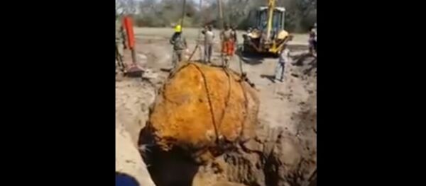 The extraction of Gancedo Meteorite The extraction of Gancedo Meteorite - Sputnik International