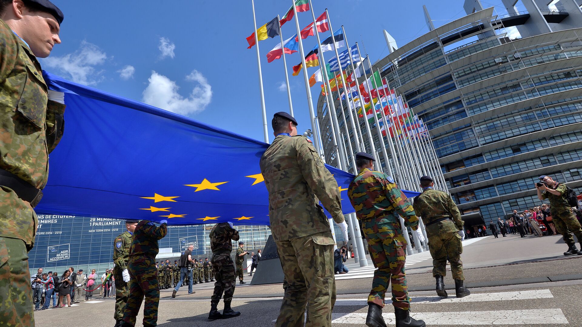 Soldiers of a Eurocorps detachment carry the European Union flag to mark the inaugural European Parliament session on June 30, 2014, in front of the European Parliament in Strasbourg, eastern France - Sputnik International, 1920, 08.09.2021