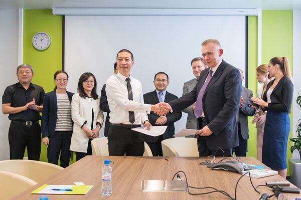 The signing of a deal between Optogard Nanotech and Shandong Trustpipe Industry The signing of a deal between Optogard Nanotech and Shandong Trustpipe Industry - Sputnik International