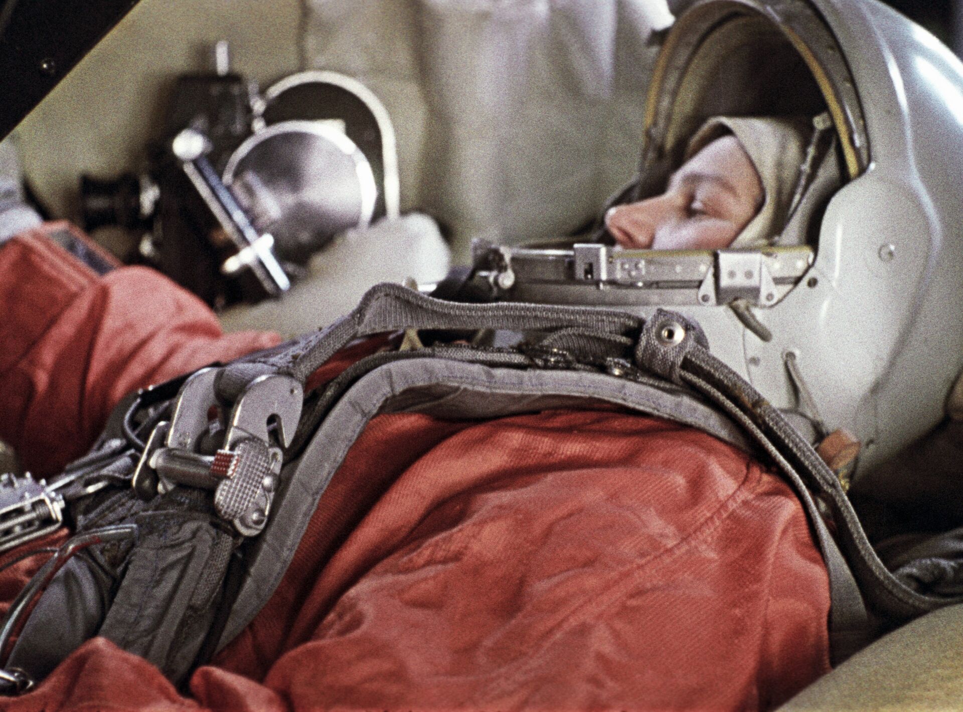 Cosmonaut Valentina Tereshkova inside Vostok spacecraft simulator. - Sputnik International, 1920, 26.09.2021