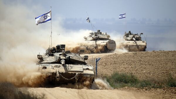 Israeli Merkava tanks roll near the border between Israel and the Gaza Strip as they return from the Hamas-controlled Palestinian coastal enclave on August 5, 2014 - Sputnik International