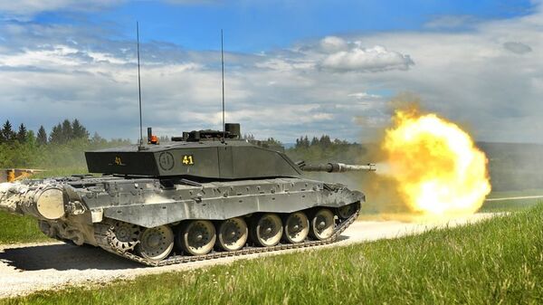 A Challenger 2 main battle tank (MBT) is pictured during a live firing exercise in Grafenwöhr, Germany - Sputnik International