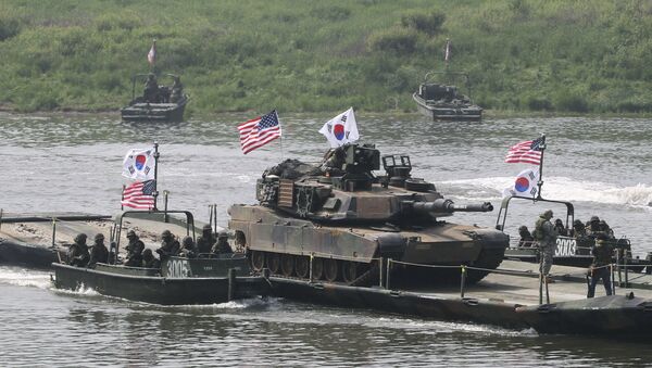 A U.S. Army M1A2 tank crosses Nam Han river on a South Korean military barge during a joint military exercise between the U.S. and South Korea in Yeoncheon near the border with North Korea, in South Korea, Thursday, May 30, 2013 - Sputnik International