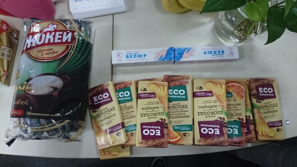 The Sputnik China office were delighted to receive their coffee, chocolate and hand cream from Russia - Sputnik International