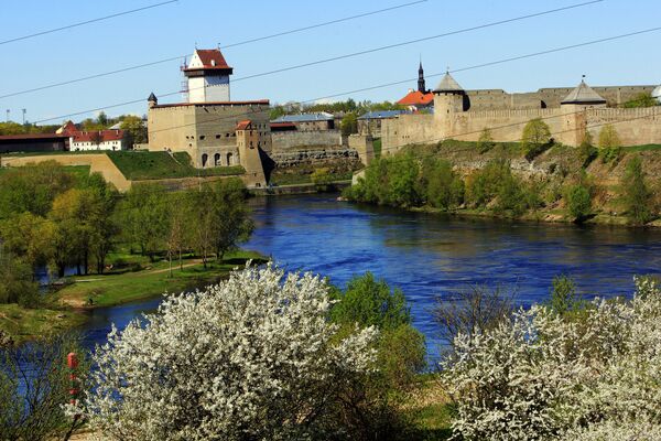 The Narva fortress, left, on Estonian territory and Ivangorod fortress on the territory of Russian, right. The Narva fortress, left, on Estonian territory and Ivangorod fortress on the territory of Russian, right. - Sputnik International