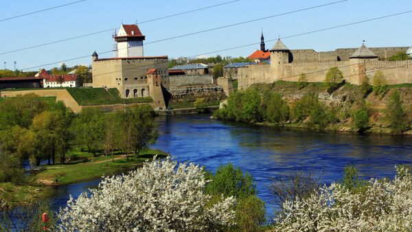 The Narva fortress, left, on Estonian territory and Ivangorod fortress on the territory of Russian, right. - Sputnik International