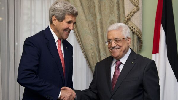U.S. Secretary of State John Kerry shakes hands with Palestinian President Mahmoud Abbas at Andalus Villa in Cairo, Egypt, Sunday, Oct. 12, 2014 - Sputnik International