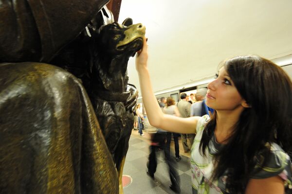 Spy with a dog bronze sculpture in Moscow Metro Spy with a dog bronze sculpture in Moscow Metro - Sputnik International