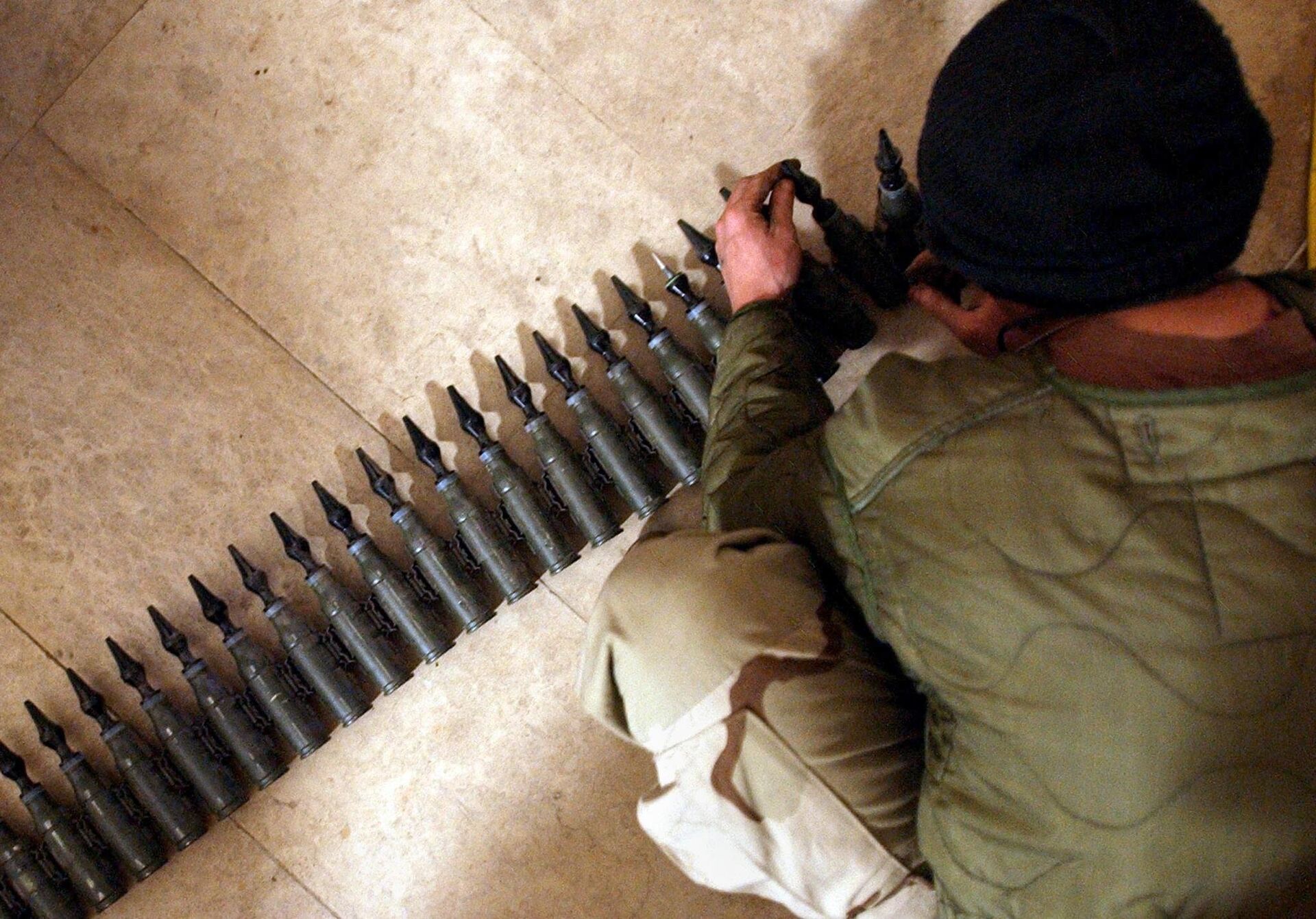 US Army Spcl. Eli Butcher of Charlie Company, from the 1-22 Battalion, 4th Infantry Division, counts 25mm rounds of depleted uranium ammunition, 11 February, 2004, at his base in Tikrit, 180 km (110 miles) north of Baghdad - Sputnik International, 1920, 25.03.2023