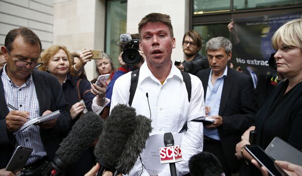 Lauri Love speaks to members of the media as he leaves after attending his extradition hearing at Westminster Magistrates' Court in London, Britain September 16, 2016. Lauri Love speaks to members of the media as he leaves after attending his extradition hearing at Westminster Magistrates' Court in London, Britain September 16, 2016. - Sputnik International