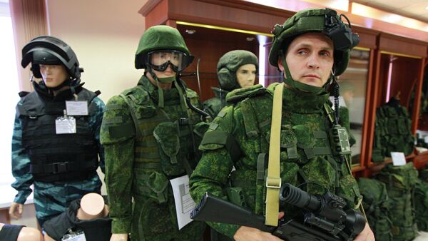 An officer with the Federal State Unitary Enterprise TSNIITOCHMASH demonstrates an equipment kit Soldier of the Future in the 21st century in the State demonstration and testing center of the Klimovsk company. File photo - Sputnik International