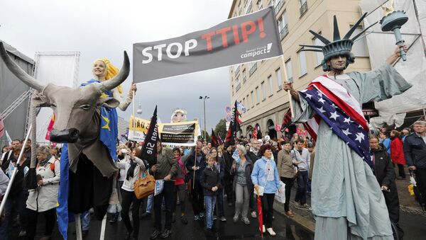 Consumer rights activists take part in a march to protest against the Transatlantic Trade and Investment Partnership (TTIP) and Comprehensive Economic and Trade Agreement (CETA) in Berlin, Germany - Sputnik International