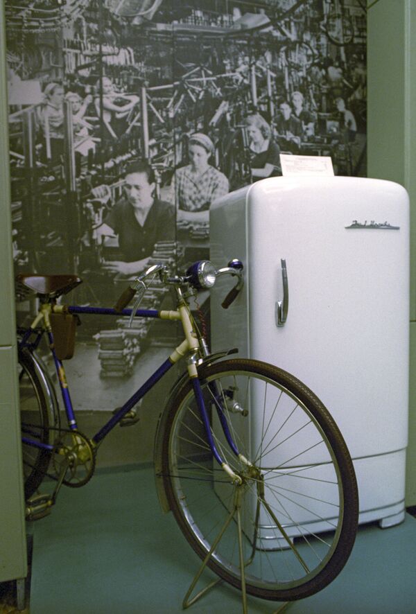 The first Soviet fridge ZiL. The first Soviet fridge ZiL. - Sputnik International