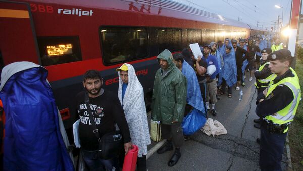 Migrants arrive at the Austrian train station of Nickelsdorf to board trains to Germany - Sputnik International