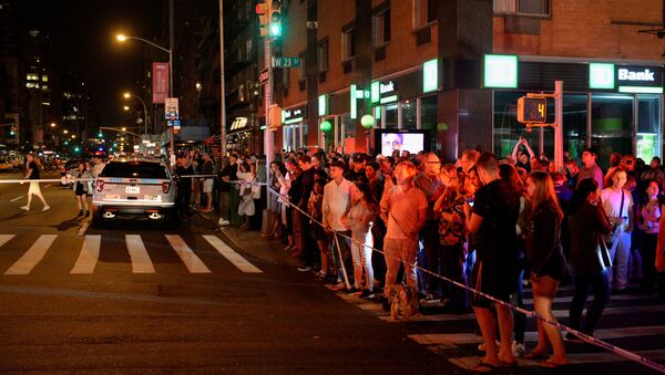 Onlookers stand behind a police cordon near the site of an explosion in the Chelsea neighborhood of Manhattan, New York, U.S. September 17, 2016. - Sputnik International