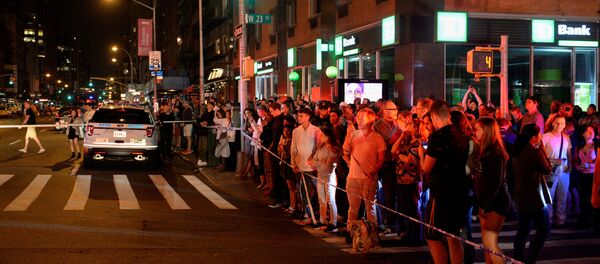 Onlookers stand behind a police cordon near the site of an explosion in the Chelsea neighborhood of Manhattan, New York, U.S. September 17, 2016. Onlookers stand behind a police cordon near the site of an explosion in the Chelsea neighborhood of Manhattan, New York, U.S. September 17, 2016. - Sputnik International