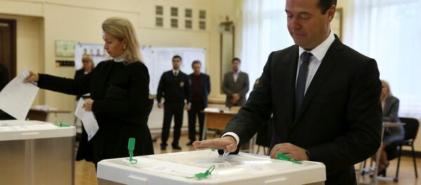 Russian Prime Minister and Chairman of the United Russia party Dmitry Medvedev and his wife Svetlana cast their ballots at a polling station during a parliamentary election in Moscow, Russia, September 18, 2016 - Sputnik International