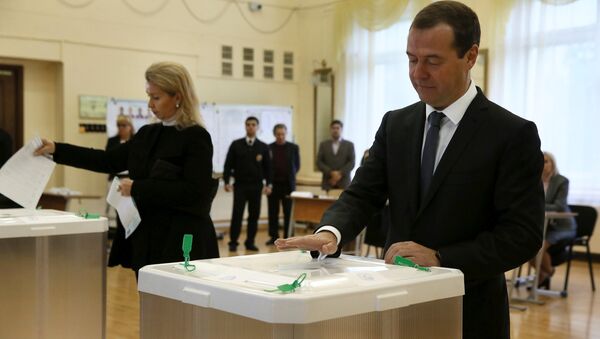 Russian Prime Minister and Chairman of the United Russia party Dmitry Medvedev and his wife Svetlana cast their ballots at a polling station during a parliamentary election in Moscow, Russia, September 18, 2016 - Sputnik International
