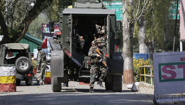 Indian army soldiers arrive at the army base which was attacked by suspected rebels in the town of Uri, west of Srinagar, Indian controlled Kashmir, Sunday, Sept. 18, 2016. - Sputnik International