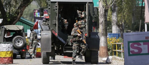 Indian army soldiers arrive at the army base which was attacked by suspected rebels in the town of Uri, west of Srinagar, Indian controlled Kashmir, Sunday, Sept. 18, 2016. - Sputnik International