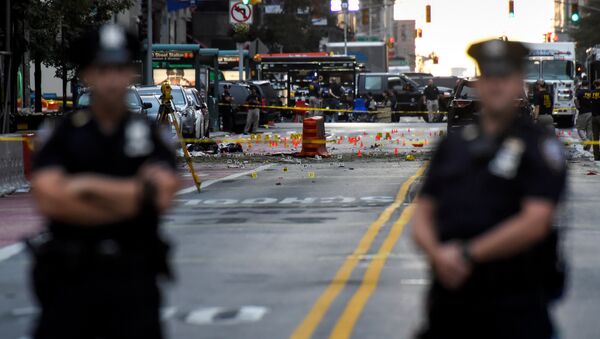 New York City Police Department (NYPD) officers stand near the site of an explosion in the Chelsea neighborhood of Manhattan, New York, U.S - Sputnik International