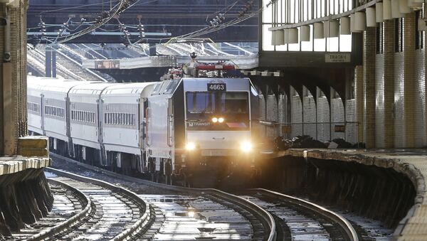 A train approaches the New Jersey Transit Newark Penn Station - Sputnik International